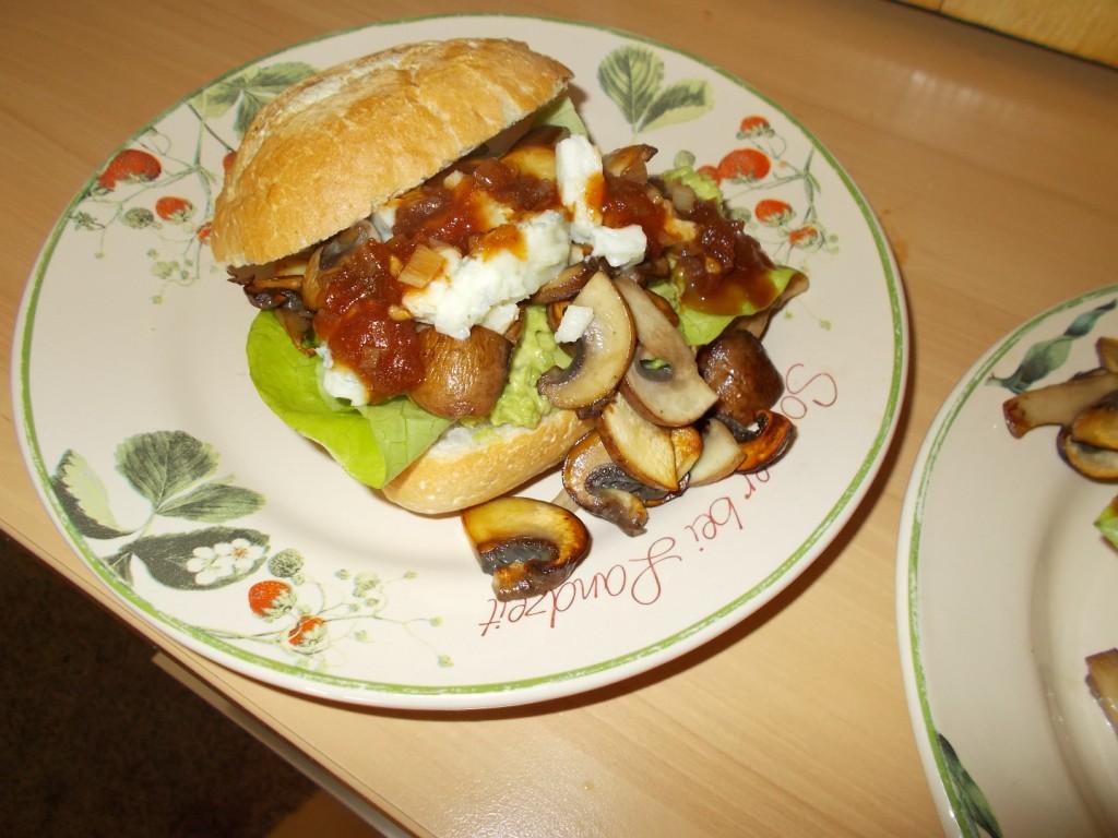 Heerlijk broodje paddenstoelen, avocado, gorgonzola en tomaten