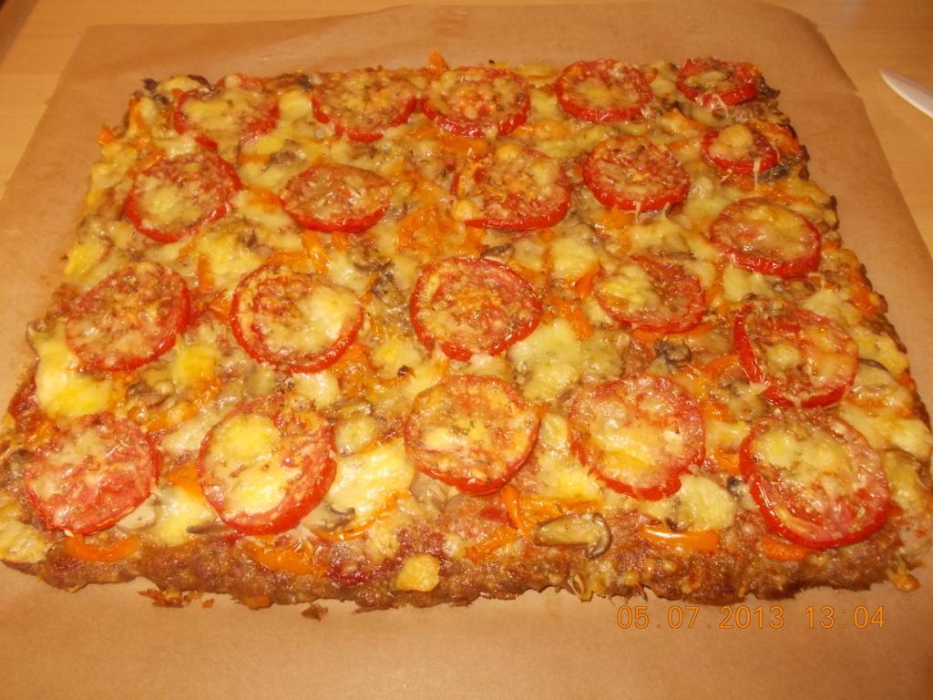 Gehaktpizza van de plaat zonder deeg