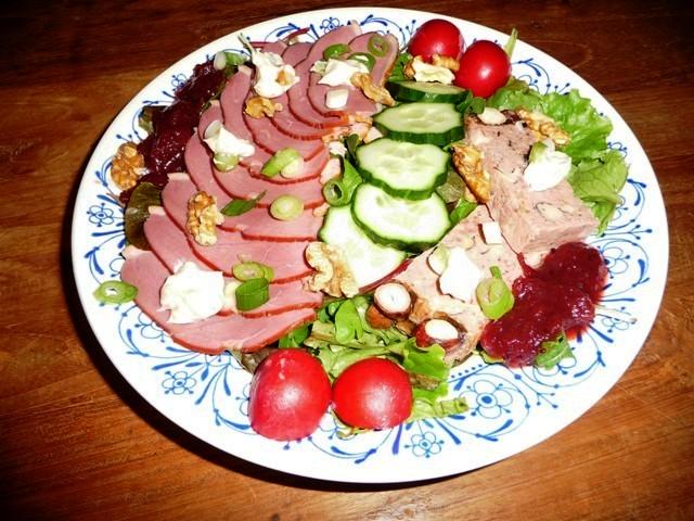 Winterse maaltijdsalade met gerookte eendenborst en paté