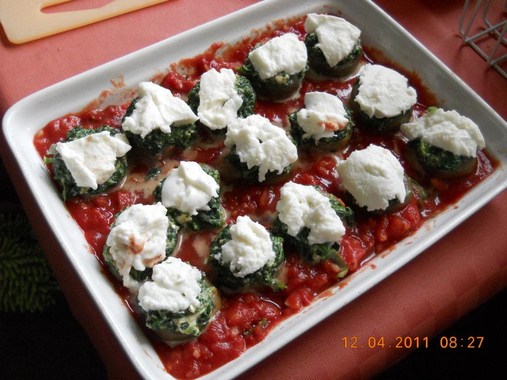 Champignons gevuld met spinazie en mozzarella in tomatensaus