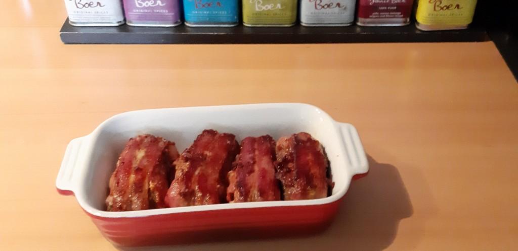 Bacon-gehaktrolletjes gevuld met een reepje kaas