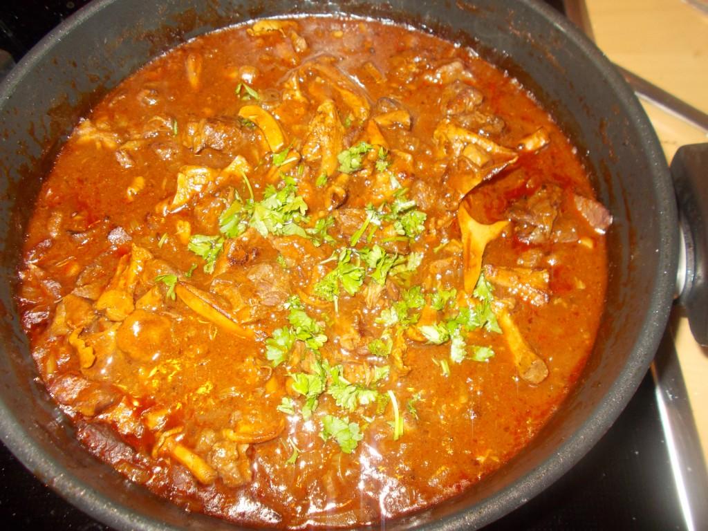 Super lekkere stoofpot Pittige goulash met paddenstoelen