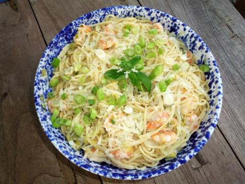 Spaghetti met romige preisaus en grote garnalen