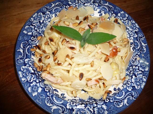 Pasta met asperges en gerookte kip