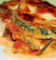 Zucchini Parmigiana vegetarische schotel courgette tomaten mozzarella