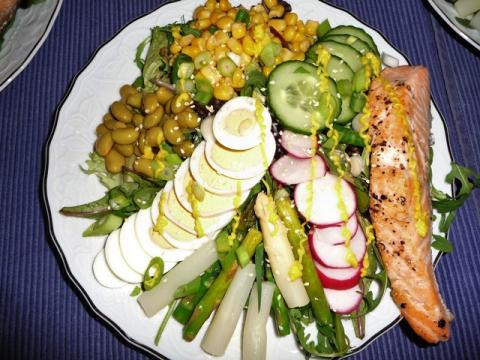 Saladebowl met o.a. asperges en zalm