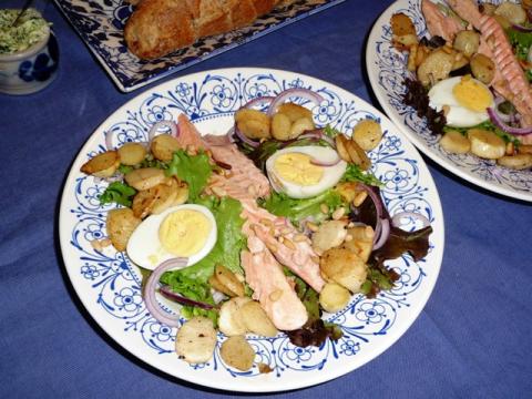 Maaltijdsalade met asperges en gerookte forel