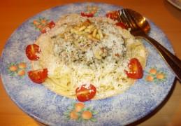 Spaghetti met spekjes, pestoroom en pijnboompitten