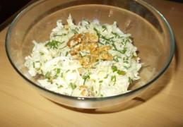 Wittekoolsalade met appel, walnoten en zure room