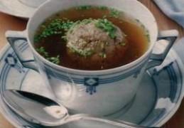 Leberknödelsuppe ( Runderbouillon met leverballetjes )