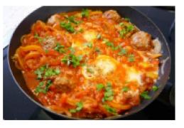 Tunesische Shakshuka met gehaktballetjes.