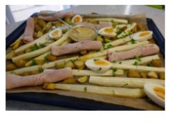 Klassieke Hollandse Traybake met asperges, kriel, ham en ei.