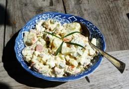 Aardappelsalade met krokante spekjes en knakworstjes