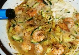 Romige pasta met gamba's en courgette