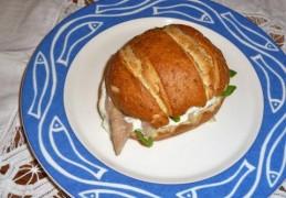 Broodje gerookte paling met mierikswortelsaus