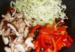 Noedels met geroerbakte groenten en kip in hoisinsaus