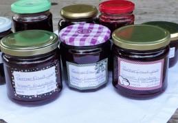 Jam van zomerfruit (braam, framboos, blauwe bes, kers, pruim)