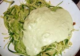 Courgetti met avocadosaus en gerookte paling