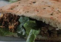 Naanbrood met gekruid gehakt