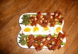 Asperges met bacon, ei en hazelnoten