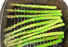 Asperges met bacon, ei en hazelnoten