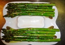 Asperges met bacon, ei en hazelnoten