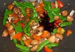 Noedels met grote garnalen champignons sugar snaps paprika&hoisinsaus