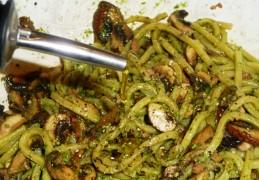 Spaghetti met spekjes, champignons en (daslook)pesto