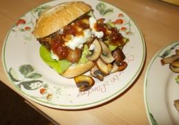 Heerlijk broodje paddenstoelen, avocado, gorgonzola en tomaten