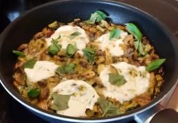 Champignonpannetje met courgette knoflook en gesmolten mozzarella