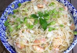 Spaghetti met romige preisaus en grote garnalen