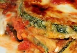 Zucchini Parmigiana vegetarische schotel courgette tomaten mozzarella