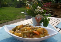 Aardappel-groenten bordje op de boerenbuiten