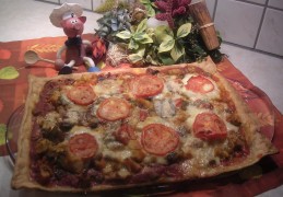 Pizza met blauwe wijting filet