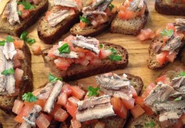 Bruschetta met tomaat en sardines