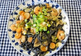 Scampi met pesto/roomsaus en (zwarte) pasta