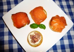 Russische blini's met Hollandse garnalen en gerookte zalm