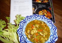 Pikante currysoep met kip en groenten