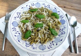 Pasta met tonijn en een hele berg groenten