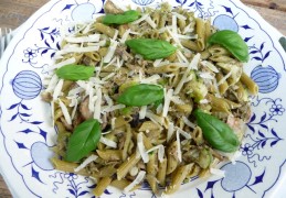 Pasta met tonijn en een hele berg groenten