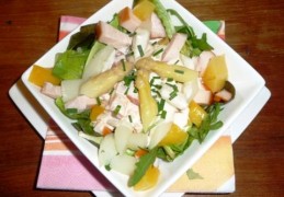 Salade (cocktail) met asperges, gerookte kip en mango
