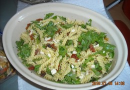 Pastasalade met gedroogde tomaten rucola feta en pijnboompitten