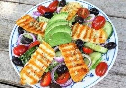 Griekse salade met Halloumi