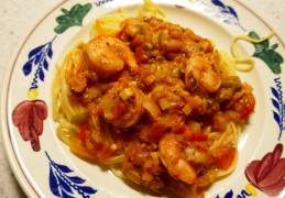 Pittige grote garnalen met linguine in tomatensaus