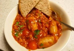 Cassoulet  ( Franse bonenstoof met kipsaucijs en spekjes)