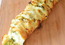 Borrelstokbrood met pesto en mozzarella