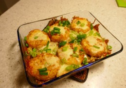 Italiaanse ovenschotel met gehakt , groente en een dakje van röstrondjes.