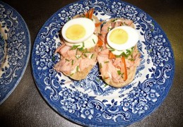 Broodje pulled zalm met ei