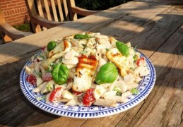 Pastasalade met asperges en gegrilde halloumi