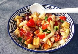 Panzanella met gegrilde asperges en tonijn